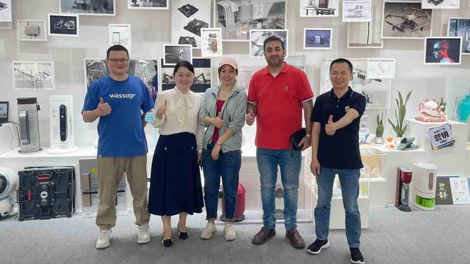 A customer who make intelligent traffic safety products visits LKK